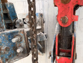 爬架電動(dòng)葫蘆和附墻支座、提升支座之間的位置關(guān)系